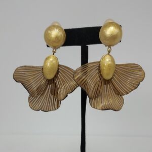 Cilea Bijoux Paris Dangling Flower Clip On Earrings